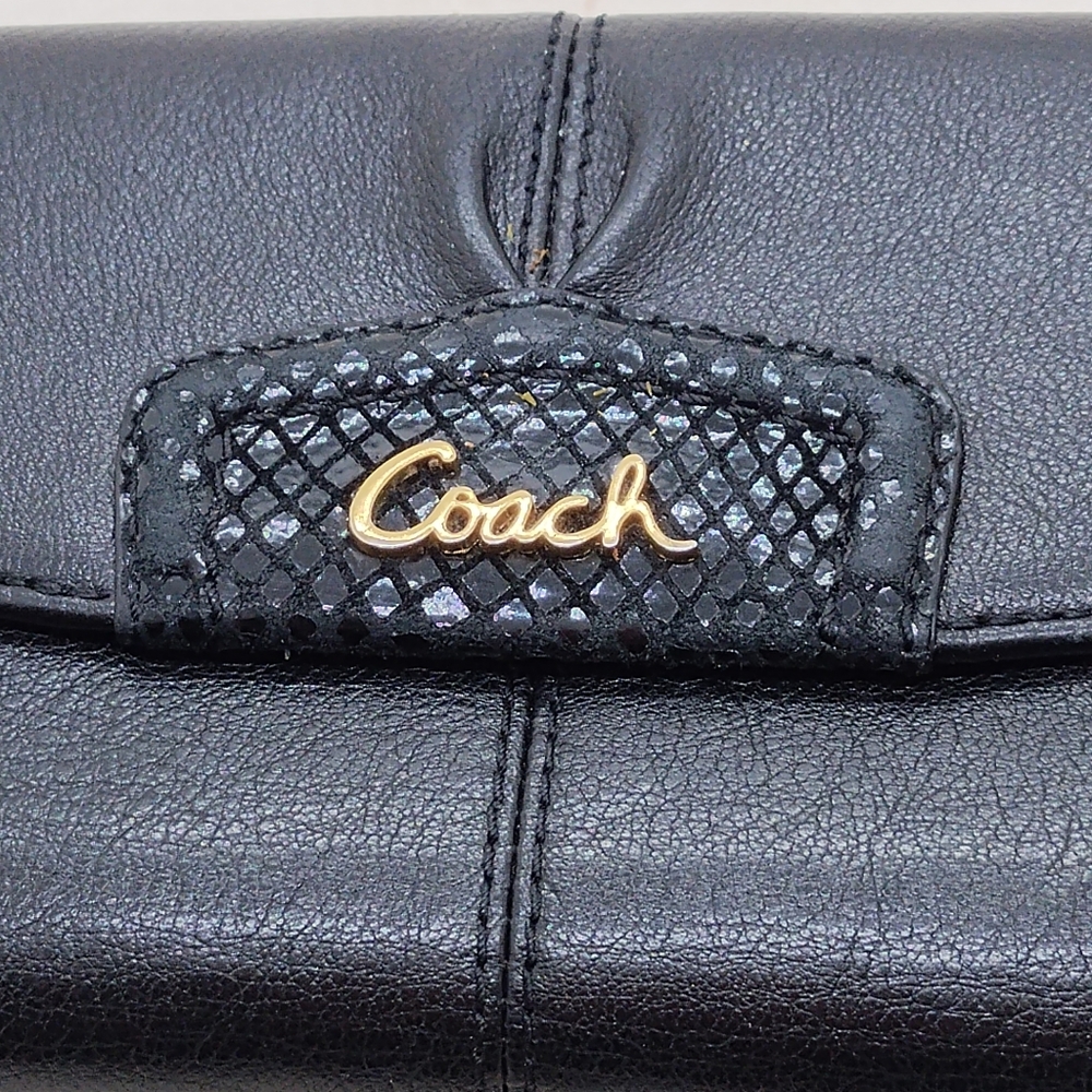 COACH Ashley Leather Wallet ! Very good condition!